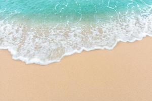 Concepto de playa de verano de una ola oceánica en la playa de arena vacía foto