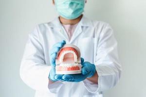 primer plano del médico de ortodoncia dental foto