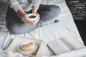 joven mujer feliz se relaja en la cama foto