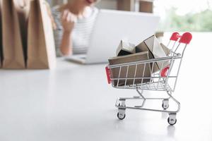 mujer de compras en línea en su computadora portátil foto