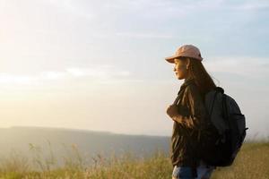 mujer excursionista con mochila foto