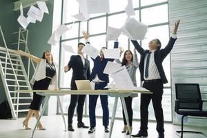 profesionales tirando papel en celebración foto