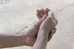 persona que sufre de dolor en la muñeca foto