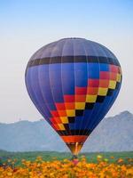 colorido aterrizaje de globos aerostáticos foto