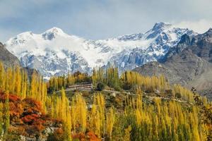 follaje otoñal en el valle de hunza con montañas nevadas foto