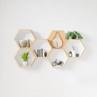 estante de madera hexagonal con elementos decorativos
