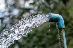 agua que fluye de una tubería foto