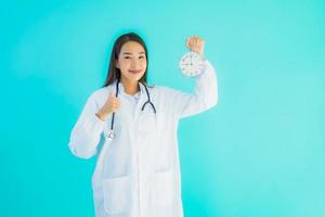 Retrato de mujer médico despertador foto