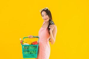 Retrato de mujer con cesta de la compra foto