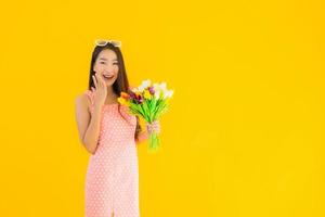 mujer con ramo de flores foto