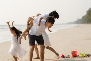 joven familia asiática de vacaciones foto