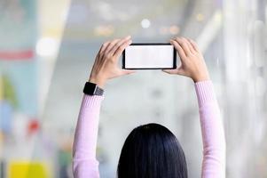 mano femenina sosteniendo teléfono inteligente foto
