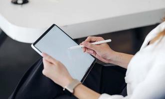 mujer mano escribiendo en tableta foto