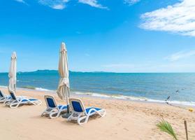 sillas de playa bordean una costa tropical foto