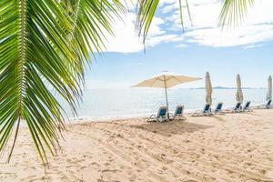 Escena de playa tropical con sombrilla abierta foto