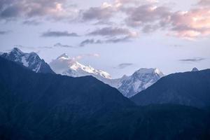 salida del sol sobre la cordillera nevada karakoram, Pakistán foto