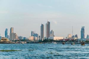 vista del paisaje de edificios en la orilla del río Chao Phraya foto