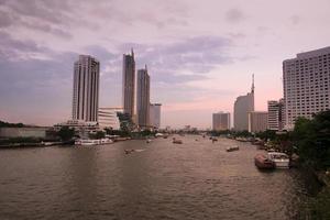 Atardecer en el río Chao Phraya foto