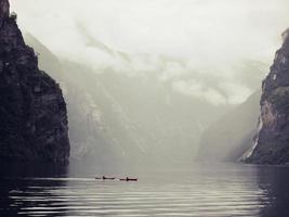 Vista panorámica de dos kayakistas en el lago en Noruega foto