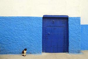 puerta vintage con pared azul y blanca foto