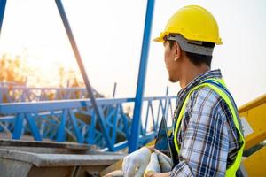 trabajador de la construcción en el sitio de construcción foto