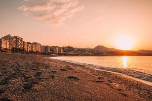 vista de la ciudad cerca de la playa al atardecer foto