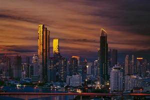 horizonte de bangkok al atardecer foto