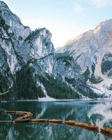 líneas de barcos en el lago prags foto