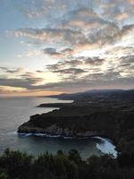 acantilados del océano bajo la puesta de sol foto