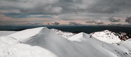 montañas cubiertas de nieve durante el amanecer foto