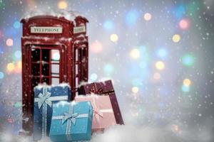 cajas de regalo y cabina telefónica foto