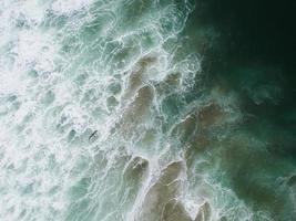 vista aérea de las aguas verdes del océano foto