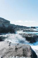 rompiendo olas bajo la luz del día foto