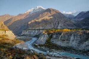 río sinuoso que fluye a través de la cordillera de karakoram foto