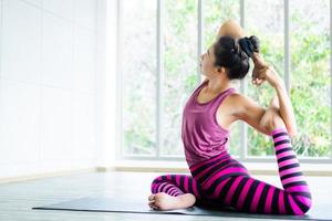 mujer asiática practicando yoga foto