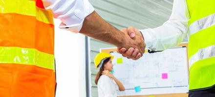 arquitectos ingenieros dándose la mano foto