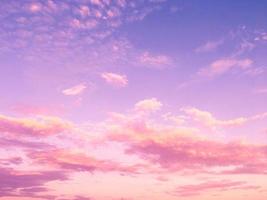 nubes rosadas y cielo azul púrpura foto