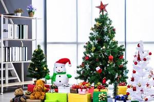 árbol de navidad con regalos foto