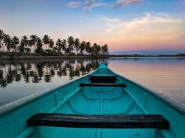 canoa sobre el agua foto
