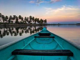 canoa sobre el agua foto