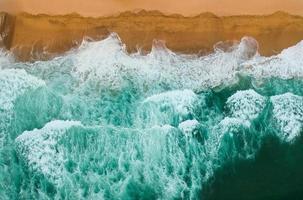 olas del mar chocando foto