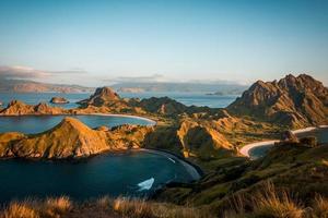 montañas y mar foto