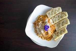 plato de pasta con pan de molde foto