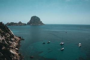 vista aérea de barcos e islas foto