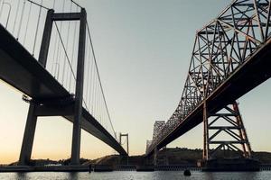 puente de acero gris foto