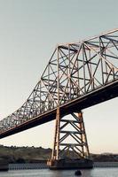 puente de acero al atardecer foto