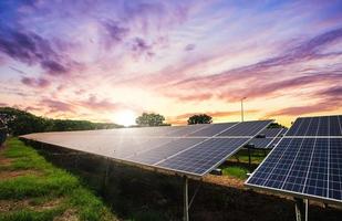 célula del panel solar sobre fondo dramático cielo al atardecer foto