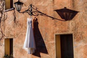 Women's sleeveless wedding dress photo