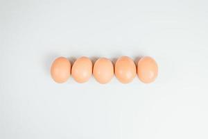 fila de cinco huevos