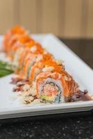 Rollos de sushi de salmón en un plato foto